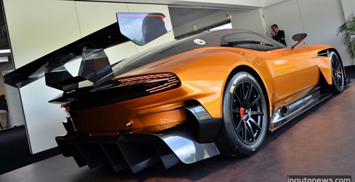 v_seti_pojavilis_foto_aston_martin_vulcan_v_oranzhevom_vete2_141915_b