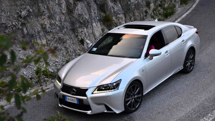 Lexus предлагает специальные условия на покупку нового ES в России