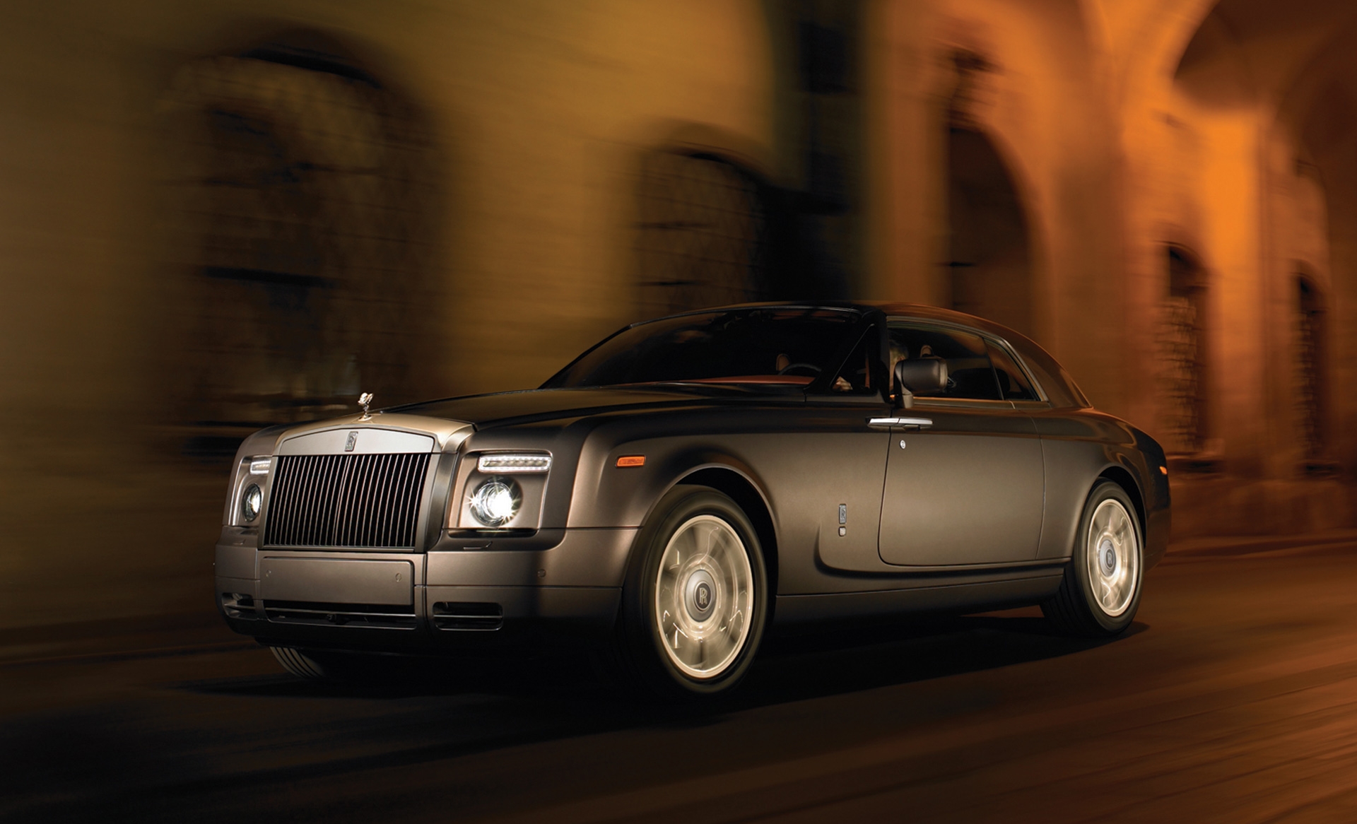Сделанный на заказ Rolls-Royce Phantom Coupe показали миру